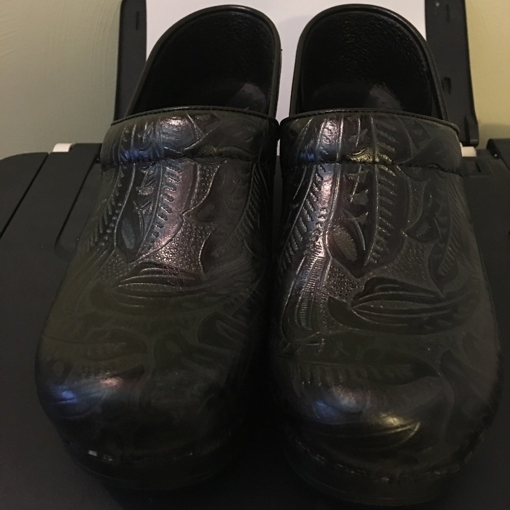 Dansko black etched shoes